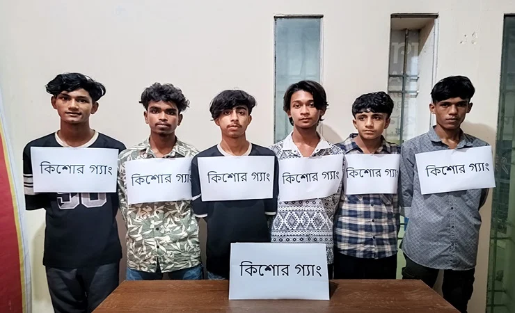 চাঁদপুরে কিশোর গ্যাংবিরোধী অভিযানে আটক ৬: যৌথ বাহিনীর টার্গেট ছিল পুরান বাজার